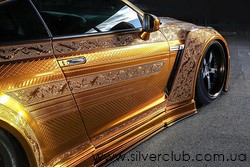 золотой Nissan GT-R 